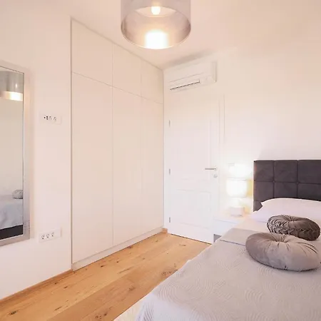 度假居 Vinka 扎达尔